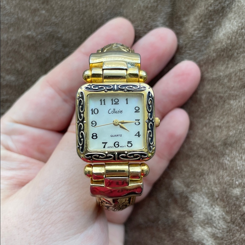 •COLLEZIO• Gold Tone Scrolled Bangle Cuff Fashion Watch